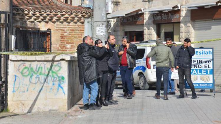 Adanada duvarı çöken binanın yıkılma tehlikesi var