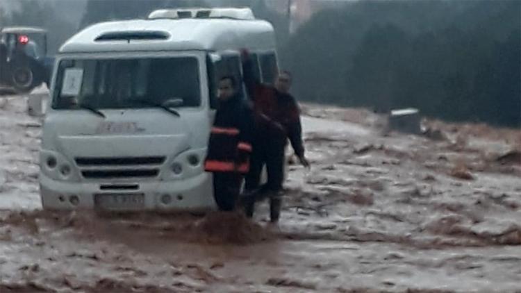 Mersin’de şiddetli yağış ve fırtına su taşkınlarına neden oldu