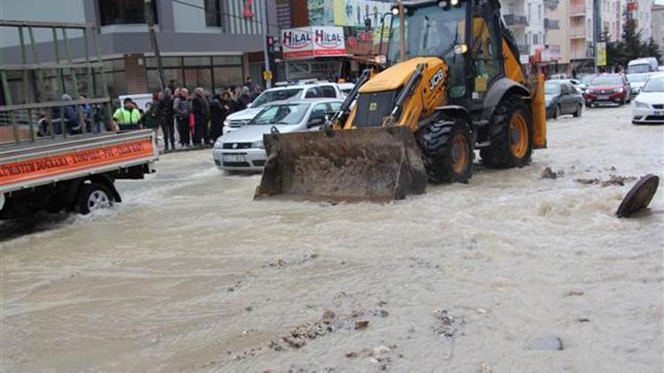 Su borusu patladı, cadde göle döndü