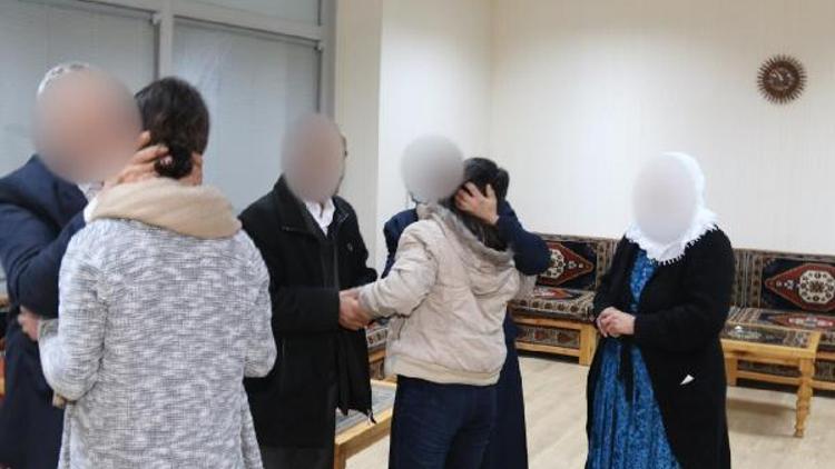 İkna yöntemiyle teslim olan 2 PKKlı kadın, aileleriyle buluştu