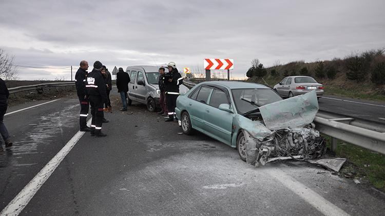 Kontrolden çıkan otomobil orta refüje çarparak durabildi