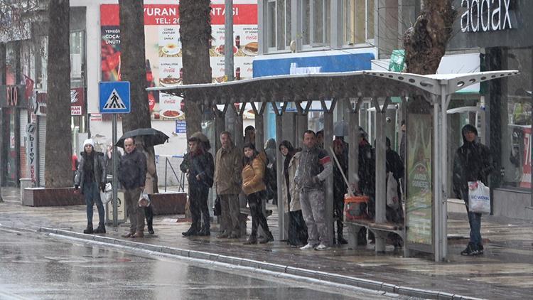 Denizli kent merkezine mevsimin ilk karı düştü