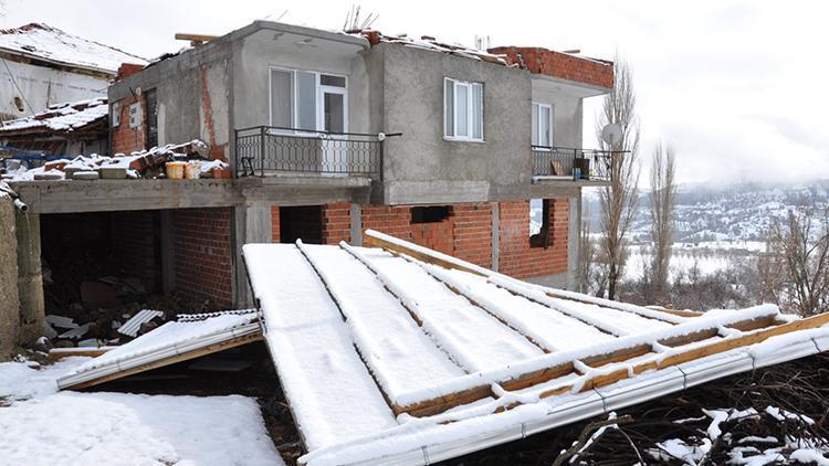 Simav’da şiddetli rüzgar çatıları uçurdu