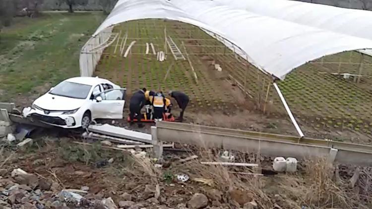 Kadın sürücü su kanalitlerine çarpıp yaralandı