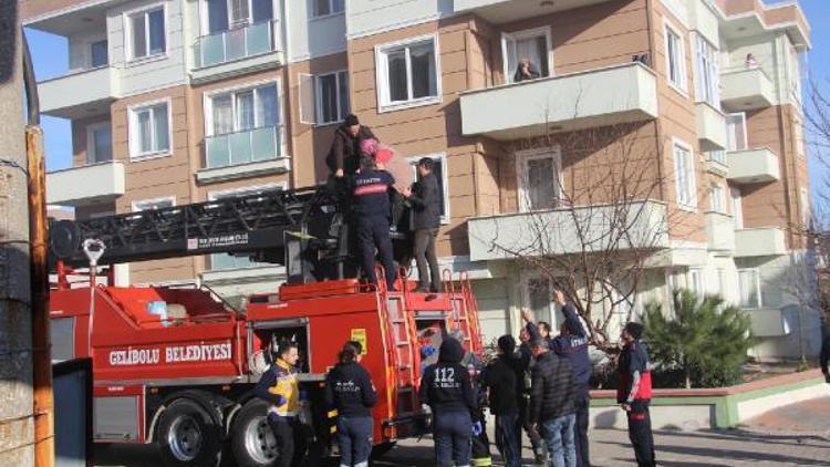 4 katlı apartmanda yangın; 10 kişi balkonlardan merdivenle kurtarıldı