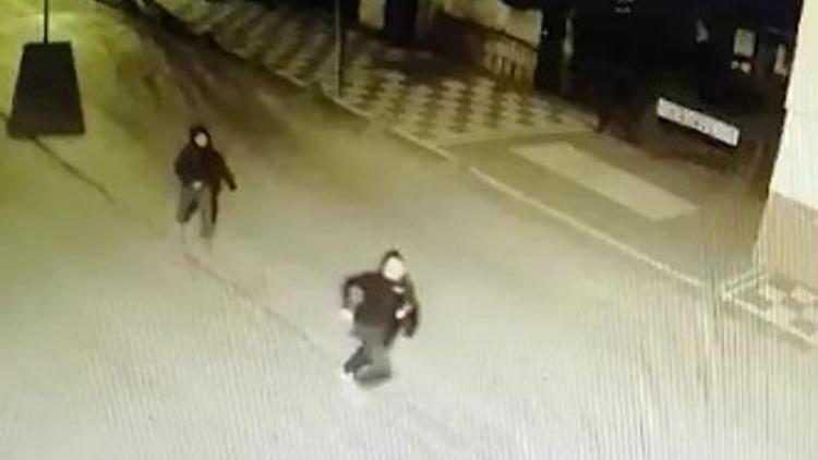 Yazlık villalardan hırsızlık yapan şüpheliler, güvenlik kamerasına yansıdı