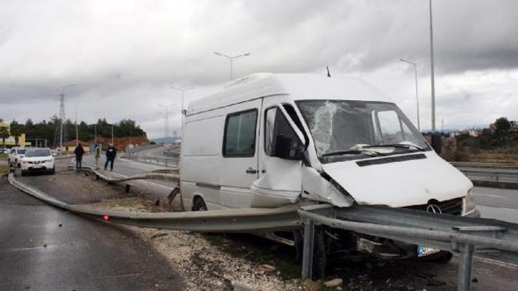 Antalyada kaza; bariyer demiri, minibüsü delip geçti