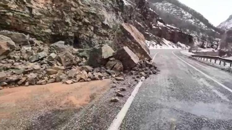 Tunceli- Erzincan yoluna kaya parçaları düştü