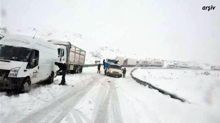 Tendürek Geçidi kar ve tipi nedeniyle ulaşıma kapatıldı