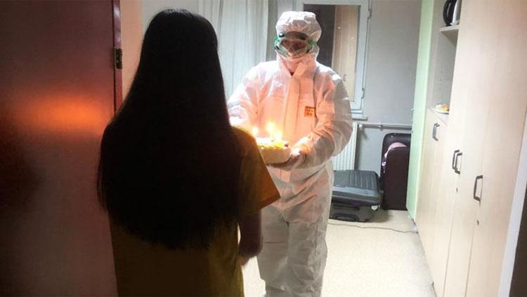 Bakan Koca, Vuhandan tahliye edilen öğrencinin doğum gününü kutladı
