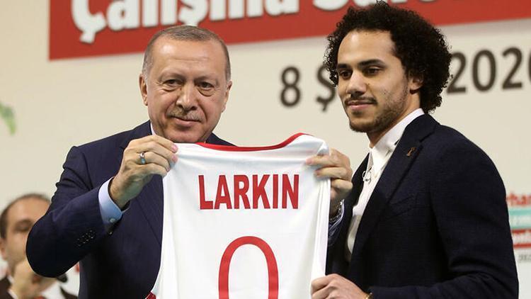 Cumhurbaşkanı Recep Tayyip Erdoğandan Shane Larkine milli forma