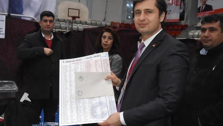 Deniz Yücel, CHP İzmir İl Başkanlığına yeniden seçildi