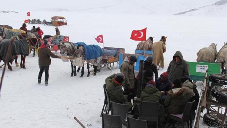 Kar ve tipi Çıldır Gölündeki kızakçıları vurdu