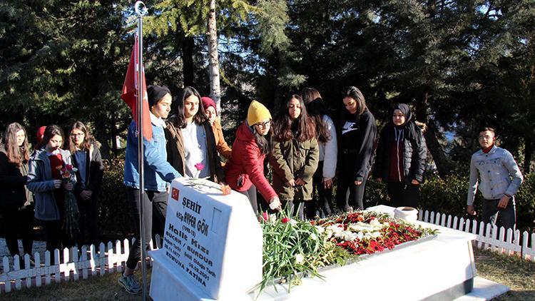 Türkiyenin ilk kadın şehit pilotu Ayfer Gök, mezarı başında anıldı