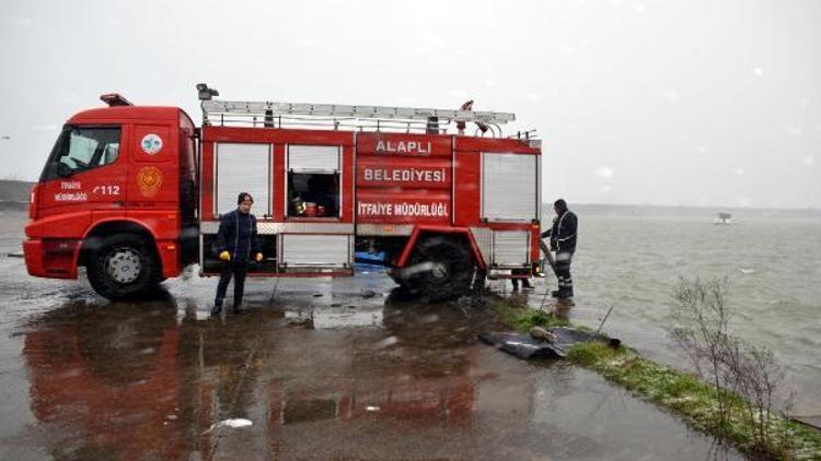 Karlı yollar deniz suyu ile temizleniyor