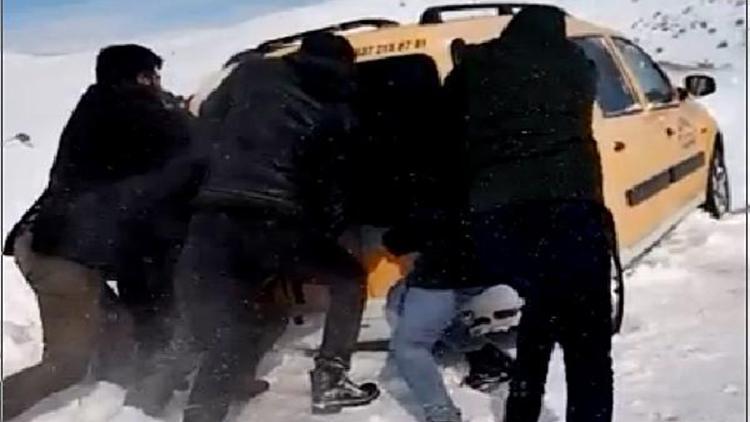 Araçla karda mahsur kalan 5 öğretmen kurtarıldı