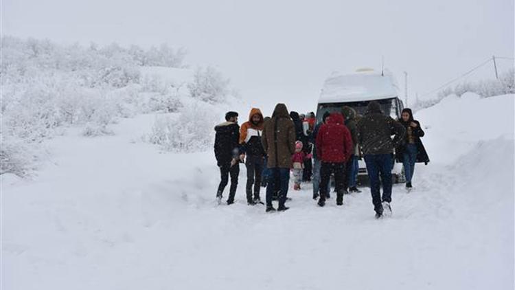 Şırnakta yolda mahsur kalan 75 kişi kurtarıldı