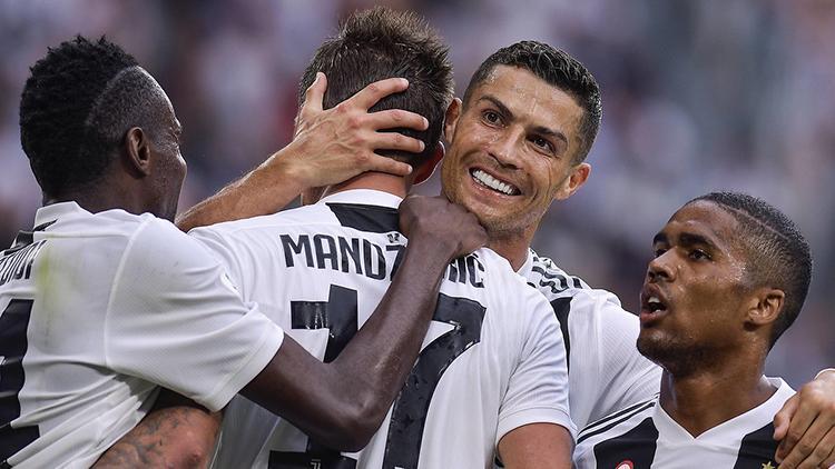 Juventuslu Douglas Costa sahalardan en az 15 gün uzak kalacak
