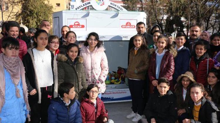 Parkta kitap ve oyuncak kumbarası kurdular