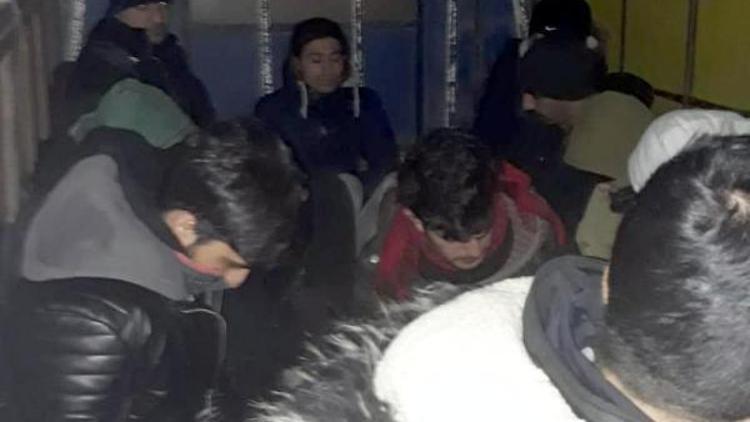 Kovalamacada durdurulan kamyonetten 15 kaçak göçmen çıktı