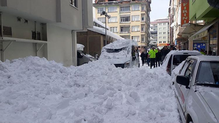 Giresunda çatıdan düşen karlar park halindeki 2 araca hasar verdi