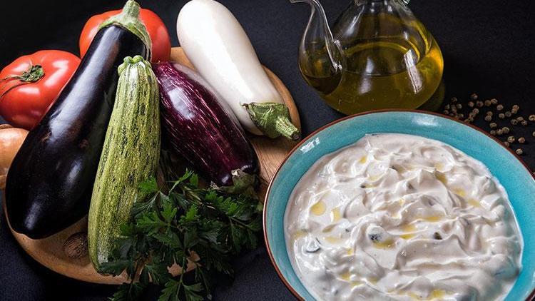 Yoğurtlu közlenmiş patlıcan salatası tarifi