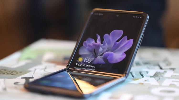 Galaxy Z Flip: Samsungtan tasarımıyla dikkat çeken yeni telefon