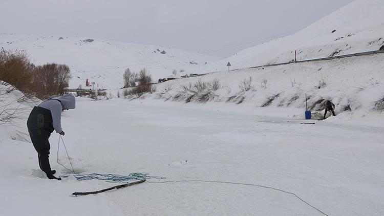 Yüksekovada buz tutan derede, balık avı