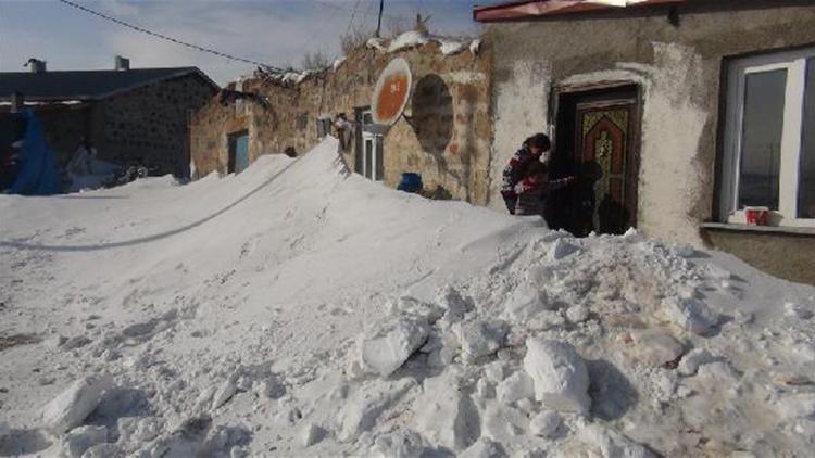 Köydeki evlerin kapı ve pencereleri karla kaplandı