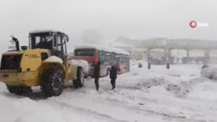 İran’da yoğun kar yağışı: 8 kişi hayatını kaybetti