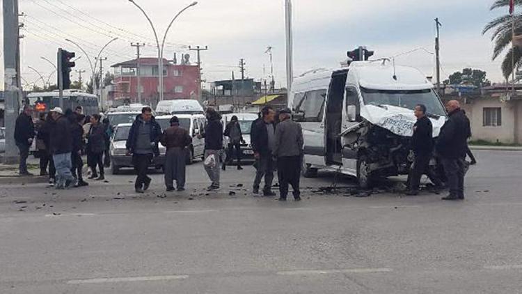 Kırmızıda geçen otobüs, öğrenci servisine çarptı: 5 yaralı