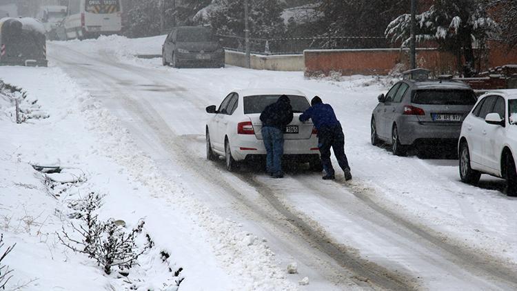 Başkent’te kar yağışı sürücülere zor anlar yaşattı