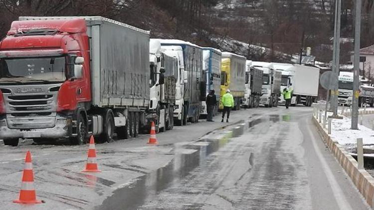 Tokat - Sivas karayolu ağır tonajlı araçların geçişine kapatıldı