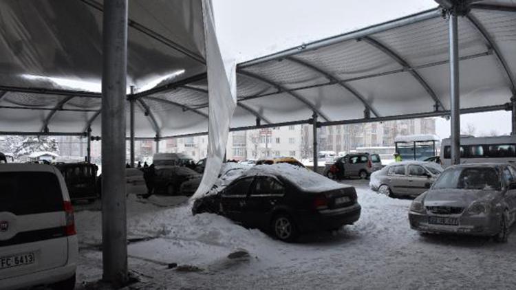 Karın ağırlığına dayanamayan pazar yerinin çatısı çöktü