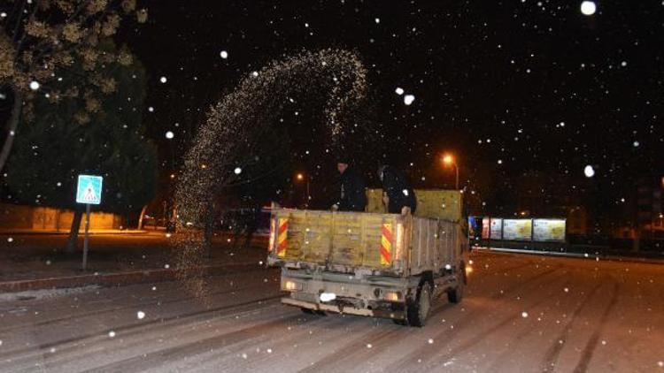 Siverek’te Belediye ekiplerinin karla mücadelesi gece boyu devam etti