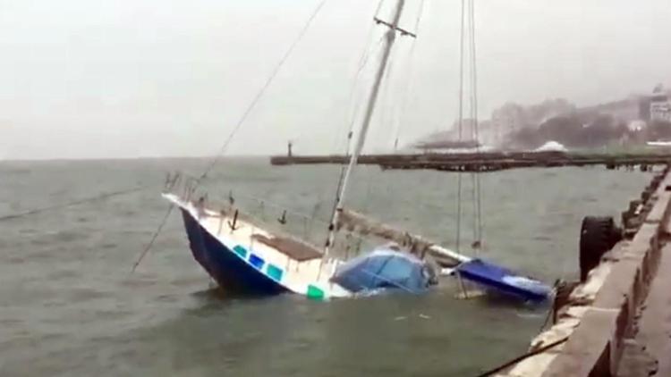 Kırımdaki fırtınada Karadeniz kıyısındaki tekneler battı