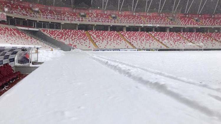 Sivasspor - Antalyaspor maçı öncesinde stat zemini karla kaplı