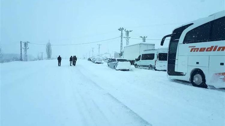 Malatya - Kayseri kara yolu yoğun kar nedeniyle ulaşıma kapandı