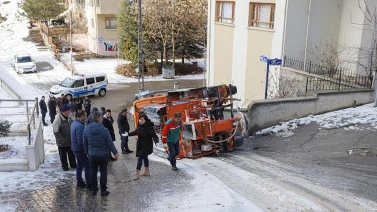 Ankarada kar küreme ve tuzlama aracı devrildi: 1 yaralı