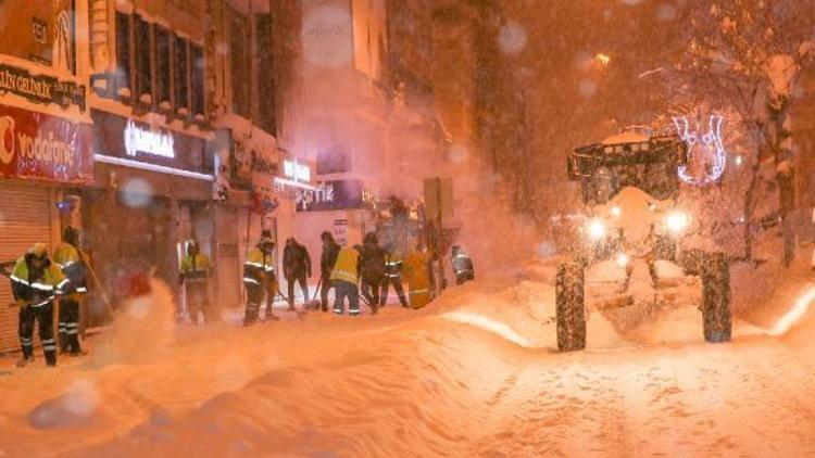 İpekyolu Belediyesi, karla mücadeleyi 55 iş makinesi ve 400 personelle sürdürüyor