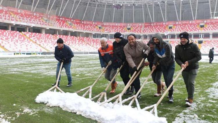 Sivas 4 Eylül Stadyumu kardan temizleniyor