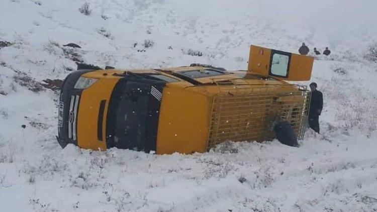 Elazığda minibüs devrildi: 8 yaralı