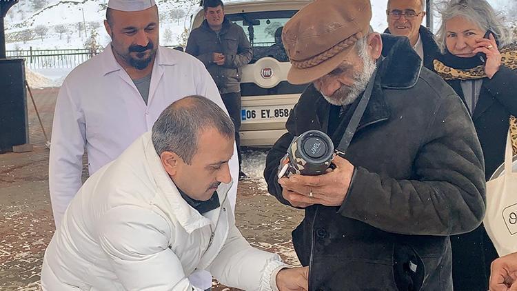 Vali Sonel, üşüyen Hıdır Onbaşıya kabanını verdi