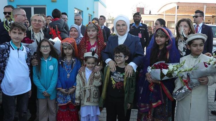 Emine Erdoğandan Pakistandaki Maarif Okuluna ziyaret