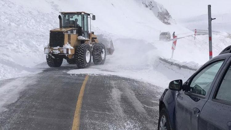 Artvin-Ardahan karayoluna çığ düştü, ulaşım aksadı