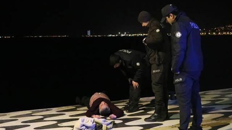 İzmirde denize düşen bir kişiyi polis kurtardı