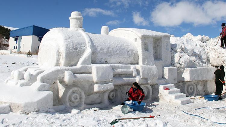Doğu Ekspresinin kardan heykelini yapıp, Ardahana getirilmesini istediler