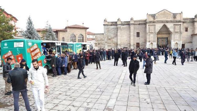 Aksaray Belediyesi vatandaşları çorba dağıttı