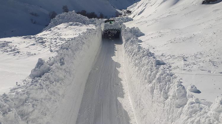 Hakkaride 209 yerleşim yolu ulaşıma kapandı