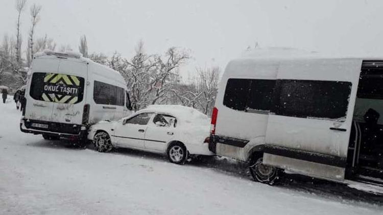 Servis minibüsü, buzlanan yolda kaydı